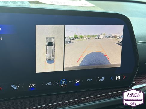 Used 2025 Chevrolet Traverse Z71 w/ Enhanced Driving Package AWD/4WD image 23