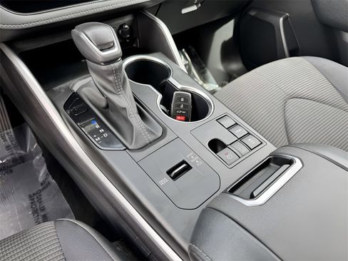 Used 2024 Toyota Highlander LE image 18