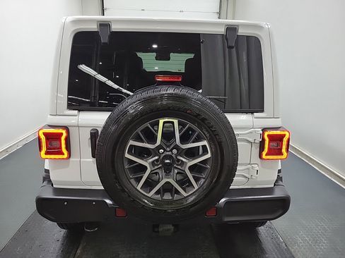 Used 2024 Jeep Wrangler Unlimited Sahara w/ Technology Group AWD/4WD image 8