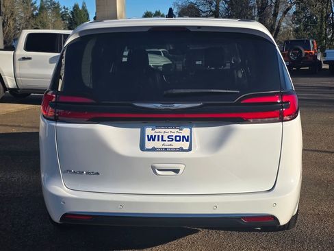 Used 2024 Chrysler Pacifica Touring-L FWD image 7