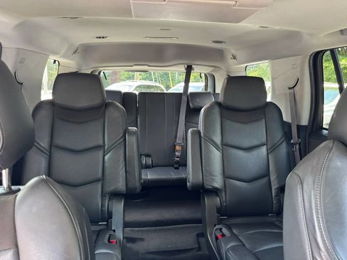 Used 2017 Cadillac Escalade Luxury AWD/4WD image 32
