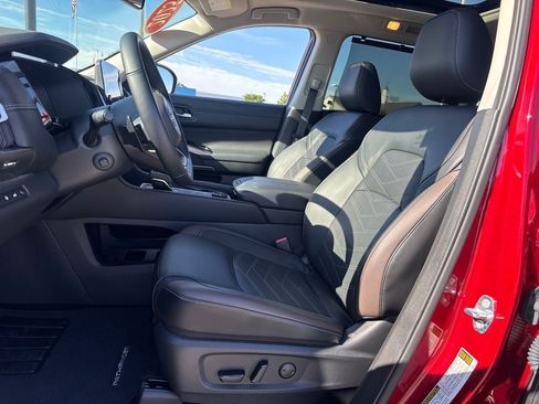 Used 2025 Nissan Pathfinder Platinum w/ Cargo Package AWD/4WD image 16