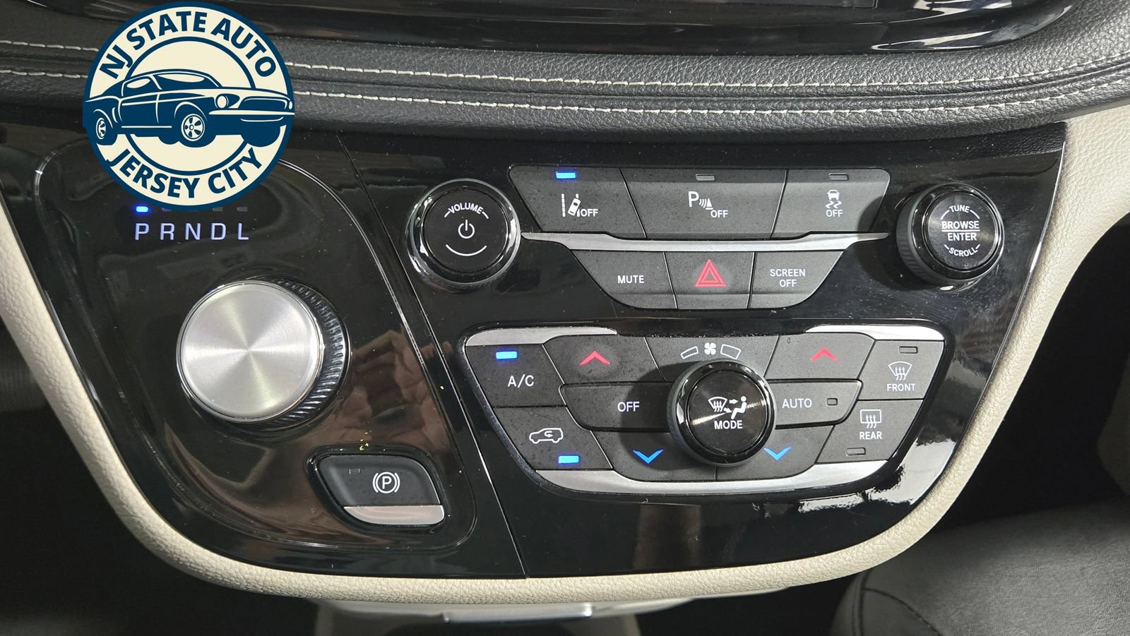 Used 2024 Chrysler Pacifica Limited FWD image 15