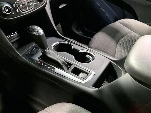 Used 2019 Chevrolet Equinox LT w/ Driver Convenience Package image 18