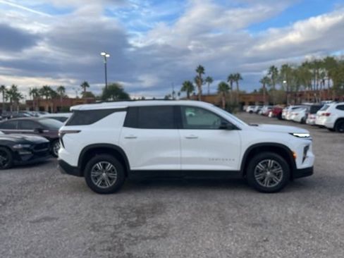 Used 2025 Chevrolet Traverse LT image 3