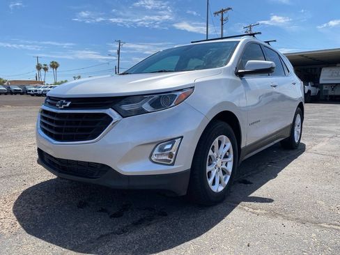 Used 2018 Chevrolet Equinox LT w/ Sun & Infotainment Package FWD image 2