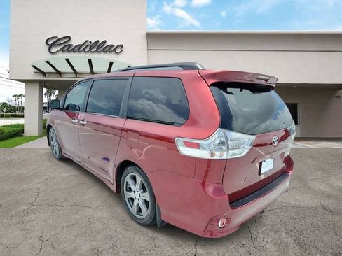 Used 2017 Toyota Sienna SE FWD image 3