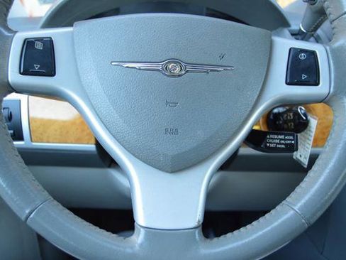 Used 2008 Chrysler Town & Country Limited image 19