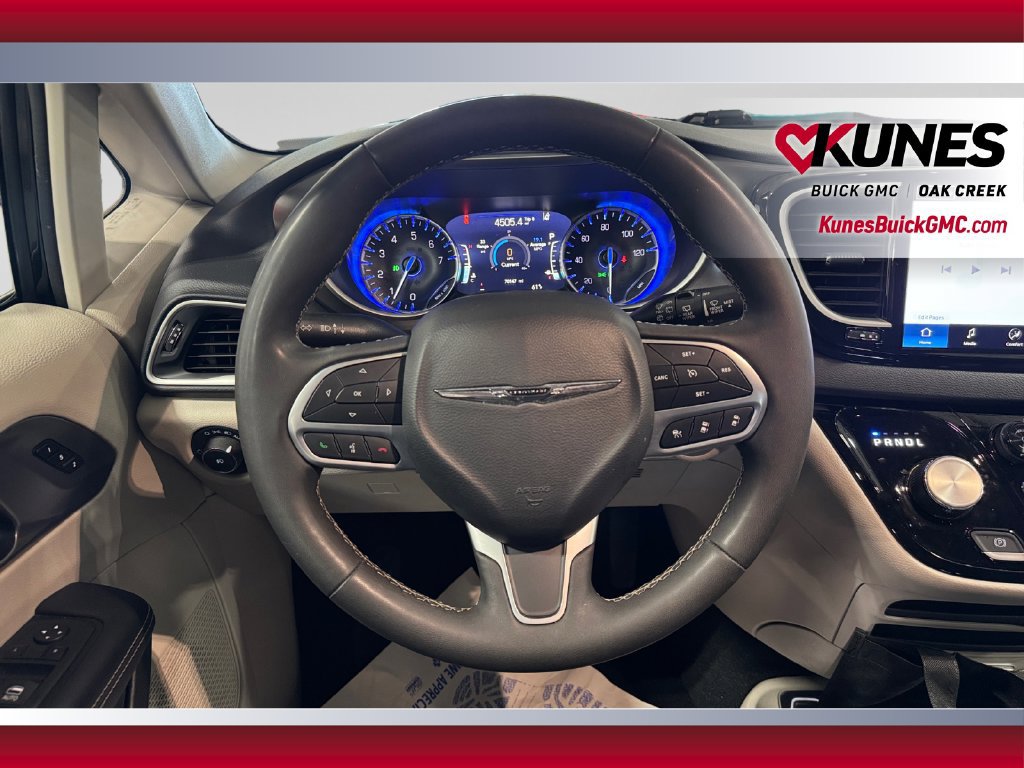 Used 2024 Chrysler Pacifica Touring-L FWD image 15