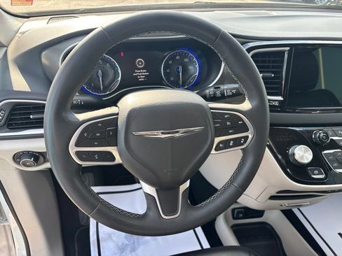 Used 2023 Chrysler Pacifica Touring-L FWD image 24