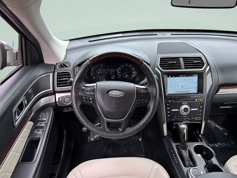 Used 2018 Ford Explorer Platinum AWD/4WD image 7