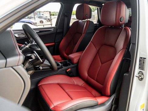 Certified 2025 Porsche Macan image 5