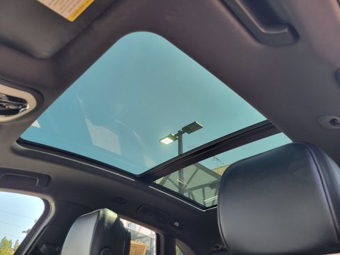 Certified 2023 Porsche Macan S AWD/4WD image 27