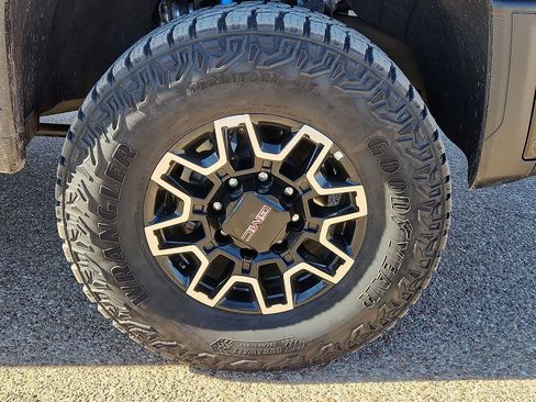 Used 2025 GMC Sierra 2500 AT4X image 7