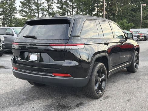 Used 2024 Jeep Grand Cherokee Laredo AWD/4WD image 5