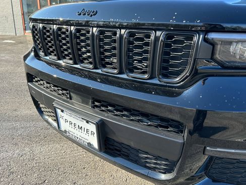 Used 2025 Jeep Grand Cherokee L Limited w/ Black Appearance Package image 8