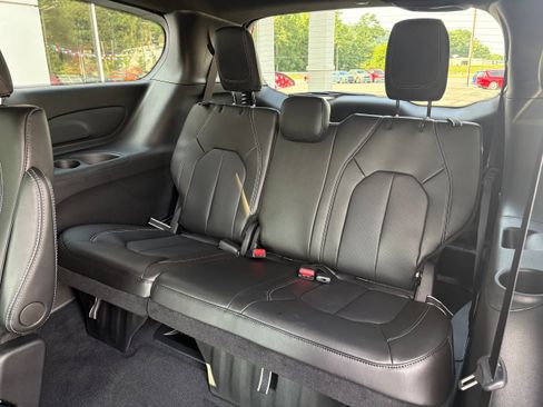 New 2027 Chrysler Pacifica Select FWD image 14