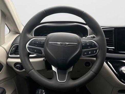 Used 2023 Chrysler Pacifica Touring-L FWD image 12