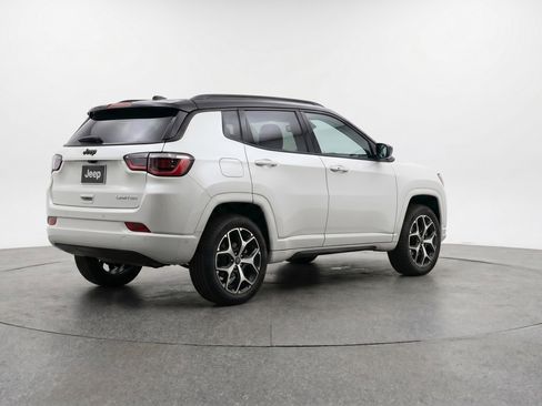 Used 2025 Jeep Compass Limited image 9