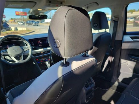 Certified 2025 Volkswagen Taos SE image 12