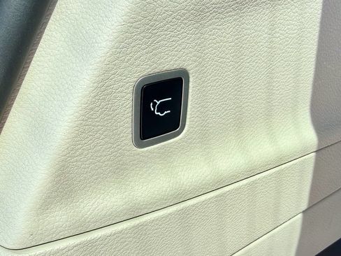 Used 2024 Chrysler Pacifica Touring-L FWD image 18