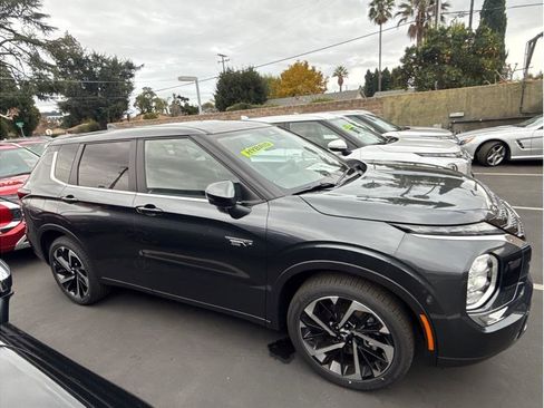 Used 2025 Mitsubishi Outlander SE image 4