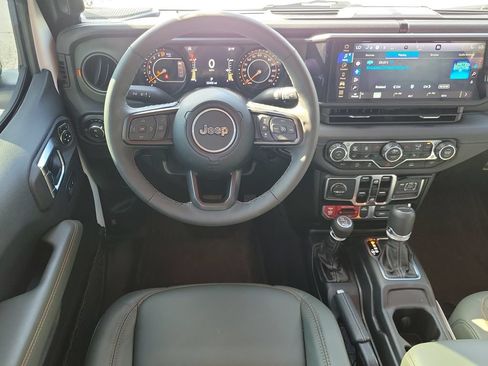 Used 2025 Jeep Gladiator Mojave w/ Convenience Group AWD/4WD image 17