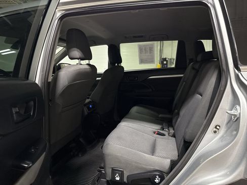Used 2018 Toyota Highlander LE FWD image 22