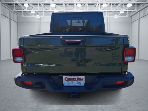 Used 2023 Jeep Gladiator Sport AWD/4WD image 4