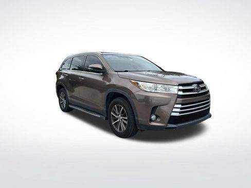 Used 2019 Toyota Highlander XLE FWD image 2