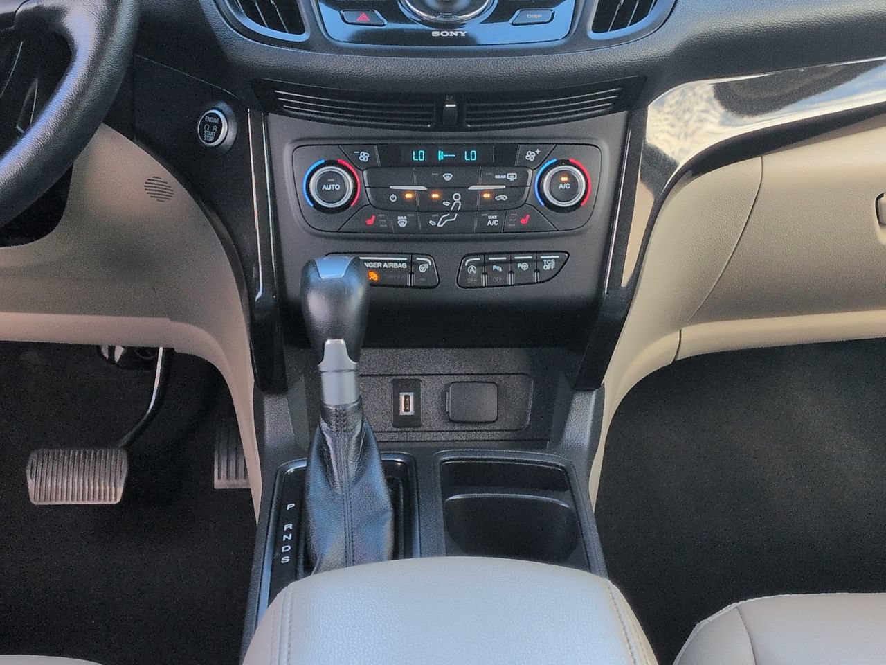 Used 2018 Ford Escape Titanium w/ Ford Safe & Smart Package FWD image 19