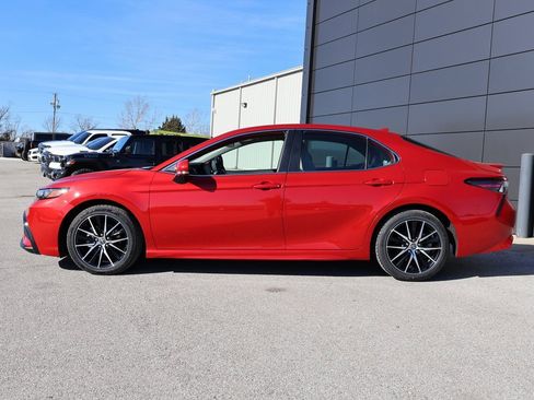 Used 2024 Toyota Camry SE image 2