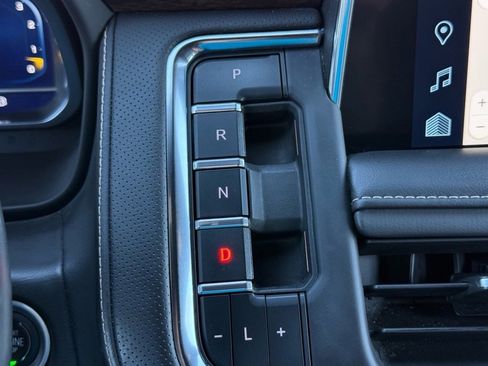 Used 2023 Chevrolet Suburban Premier image 24