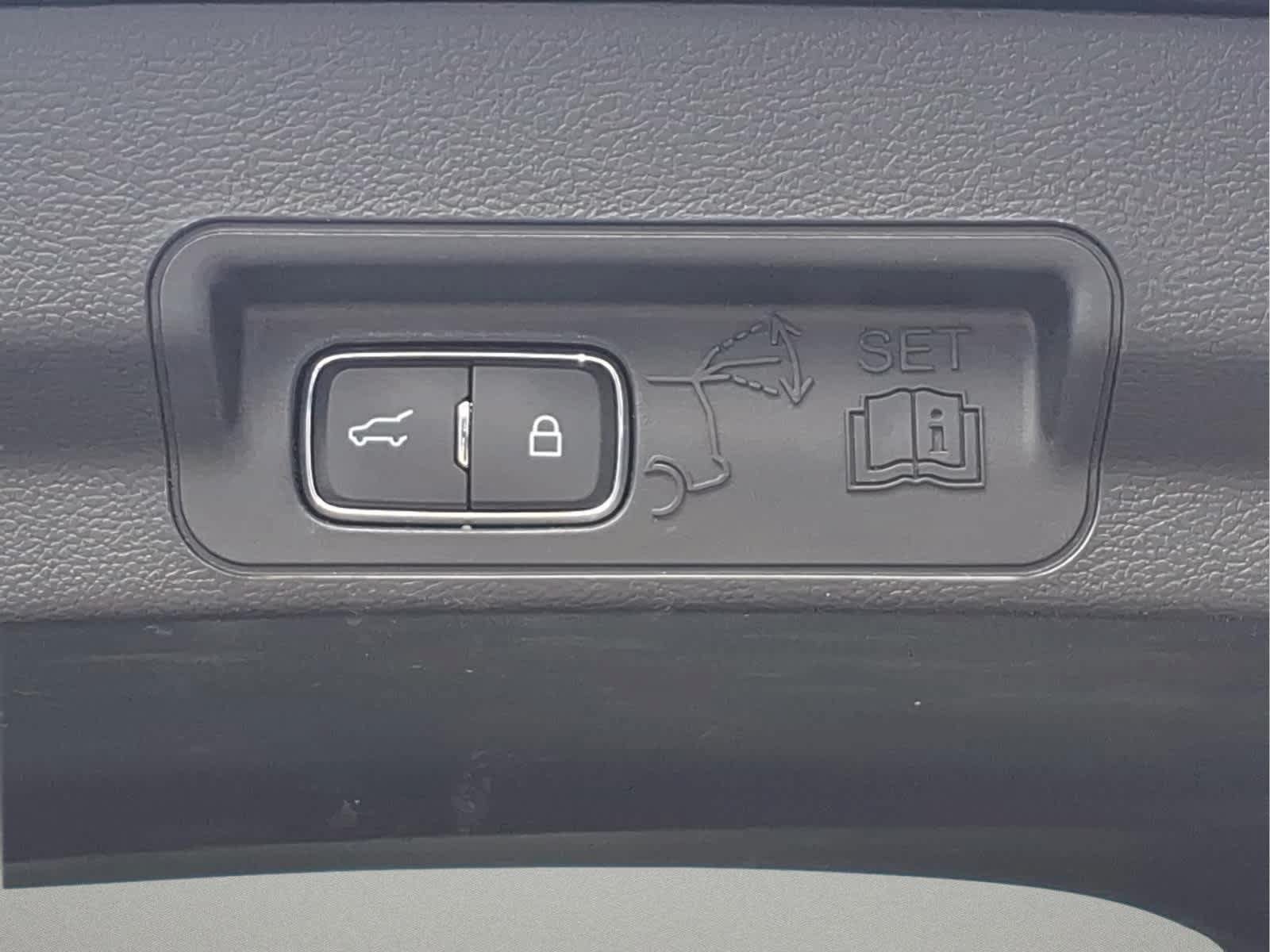 Used 2023 Ford Explorer XLT AWD/4WD image 6