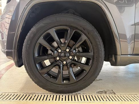 Used 2020 Jeep Grand Cherokee Altitude AWD/4WD image 13
