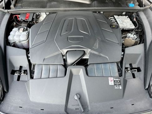 Used 2025 Porsche Cayenne AWD/4WD image 21