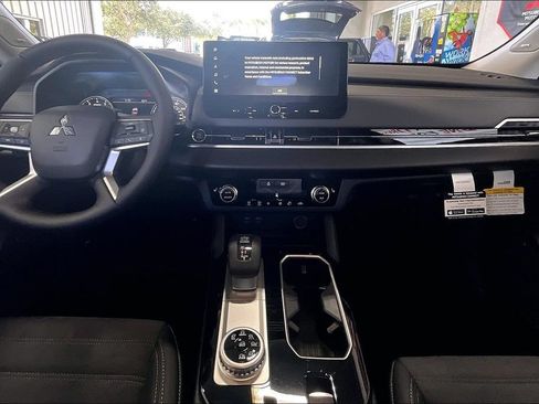Used 2026 Mitsubishi Outlander SE FWD image 5