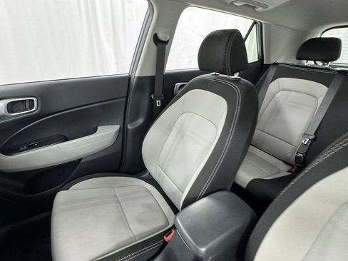 Used 2025 Hyundai Venue SEL FWD image 13