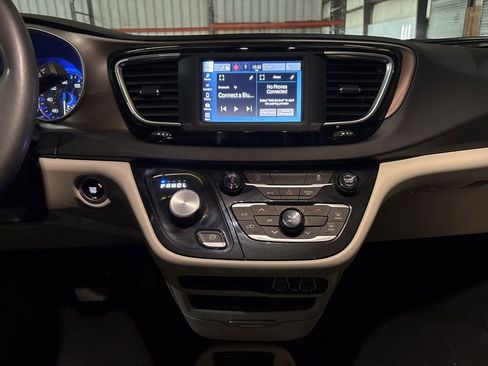 Used 2023 Chrysler Voyager LX image 27