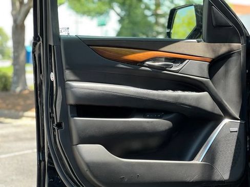 Used 2018 Cadillac Escalade ESV Premium Luxury RWD image 10