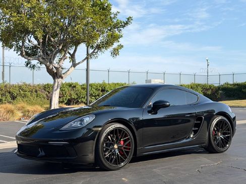 Used 2018 Porsche 718 Cayman S RWD image 2