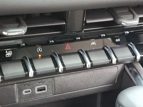 Used 2025 GMC Canyon Elevation image 30