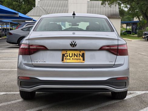 Used 2024 Volkswagen Jetta SE FWD image 4
