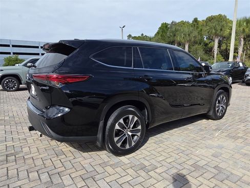 Certified 2022 Toyota Highlander XLE image 11
