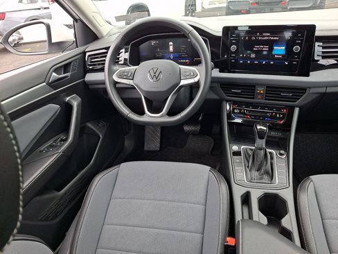 Used 2026 Volkswagen Jetta SE FWD image 10