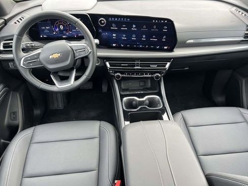 Certified 2025 Chevrolet Traverse LT w/ Sun and Wheel Package image 16