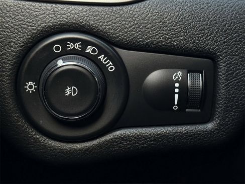 Used 2019 Jeep Cherokee Latitude w/ Popular Appearance Group image 20