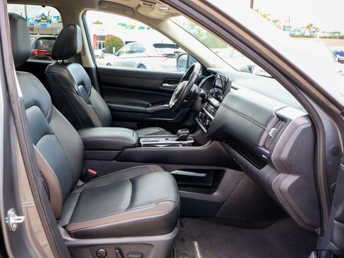Used 2024 Nissan Pathfinder SL w/ SL Premium Package FWD image 8