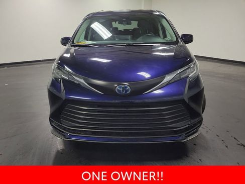 Used 2022 Toyota Sienna LE image 3