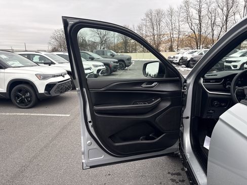 New 2025 Jeep Grand Cherokee Laredo X w/ Luxury Tech Group I image 15